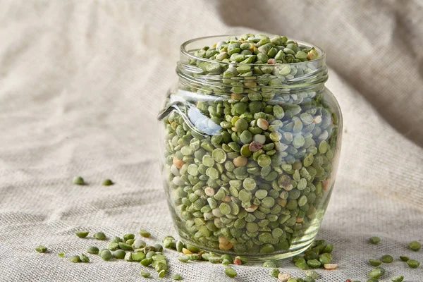 Cam ahşap arka plan, yakın çekim, seçici odak ham yeşil bezelye.