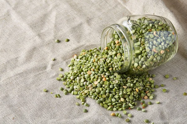 Cam ahşap arka plan, yakın çekim, seçici odak ham yeşil bezelye.