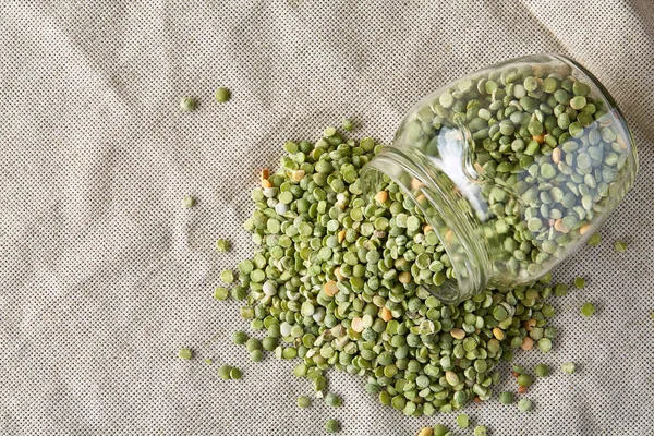 Cam ahşap arka plan, yakın çekim, seçici odak ham yeşil bezelye.