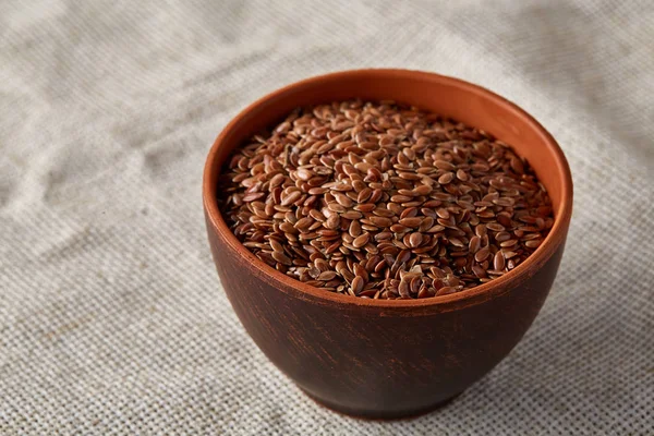 Kase tam buğday tahıl rustik ahşap masa üzerinde yakın çekim, seçici odak, sığ derinlik-in tarla.