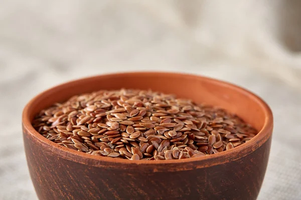 Kase tam buğday tahıl rustik ahşap masa üzerinde yakın çekim, seçici odak, sığ derinlik-in tarla.