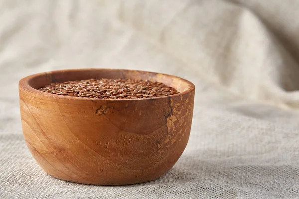 Cuenco lleno de granos de trigo sarraceno en mesa de madera rústica, primer plano, enfoque selectivo, profundidad de campo poco profunda . —  Fotos de Stock