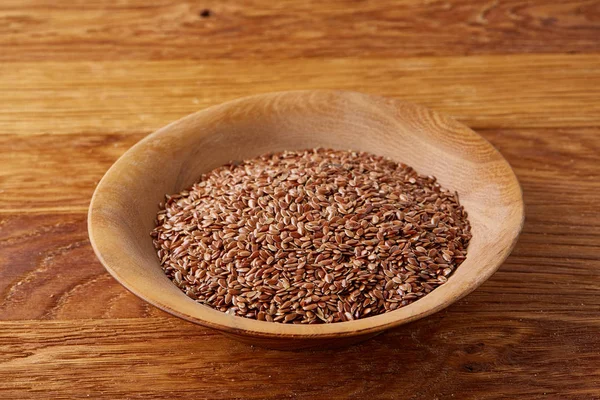 Kase tam buğday tahıl rustik ahşap masa üzerinde yakın çekim, seçici odak, sığ derinlik-in tarla.