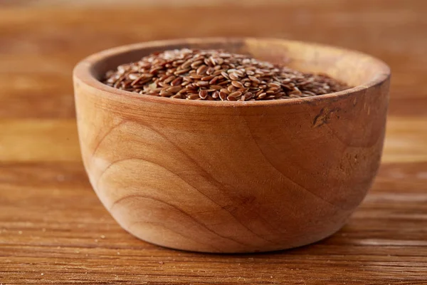 Kase tam buğday tahıl rustik ahşap masa üzerinde yakın çekim, seçici odak, sığ derinlik-in tarla.