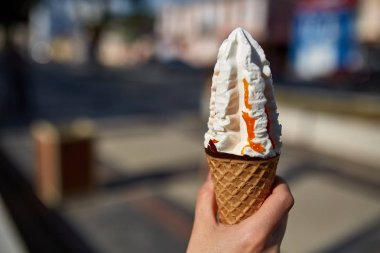 Bir ilk kişi görünümü, kız bir dondurma sığ derinlik-in tarla onun elinde olan yol boyunca yürüyüş.