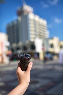 Bir ilk kişi görünümü, kız bir dondurma sığ derinlik-in tarla onun elinde olan yol boyunca yürüyüş.