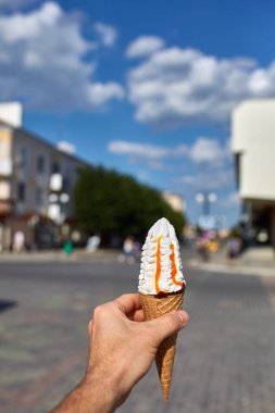 İlk kişi görüntüleyebilir, bir kişi bir dondurma sığ derinlik-in tarla onun elinde olan yol boyunca yürüyüş.
