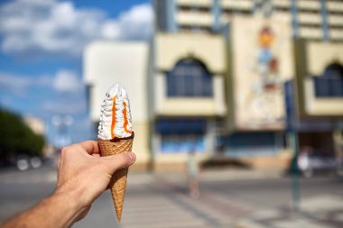 İlk kişi görüntüleyebilir, bir kişi bir dondurma sığ derinlik-in tarla onun elinde olan yol boyunca yürüyüş.