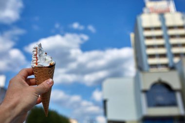 İlk kişi görüntüleyebilir, bir kişi bir dondurma sığ derinlik-in tarla onun elinde olan yol boyunca yürüyüş.