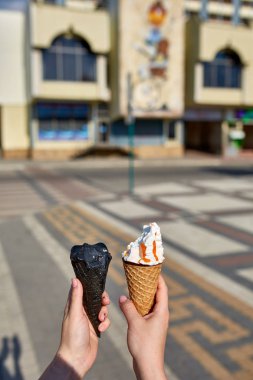 Bir ilk kişi görünümü, kız bir dondurma sığ derinlik-in tarla onun elinde olan yol boyunca yürüyüş.