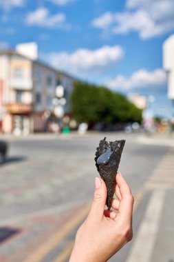 İlk kişi görüntüleyebilir, bir kişi bir dondurma sığ derinlik-in tarla, dikey onun elinde olan yol boyunca yürüyüş.