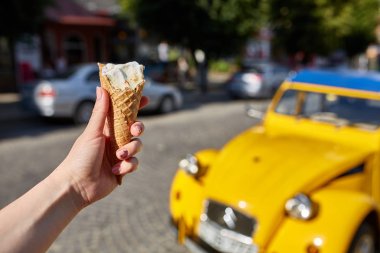 İlk kişi görüntüleyebilir, bir kişi bir dondurma sığ derinlik-in tarla onun elinde olan yol boyunca yürüyüş.