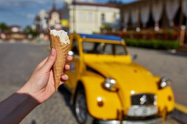 İlk kişi görüntüleyebilir, bir kişi bir dondurma sığ derinlik-in tarla onun elinde olan yol boyunca yürüyüş.
