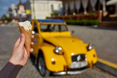 İlk kişi görüntüleyebilir, bir kişi bir dondurma sığ derinlik-in tarla onun elinde olan yol boyunca yürüyüş.