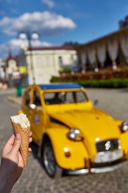 İlk kişi görüntüleyebilir, bir kişi bir dondurma sığ derinlik-in tarla onun elinde olan yol boyunca yürüyüş.