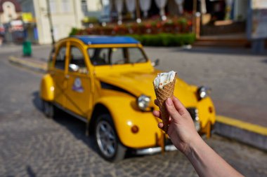 İlk kişi görüntüleyebilir, bir kişi bir dondurma sığ derinlik-in tarla onun elinde olan yol boyunca yürüyüş.