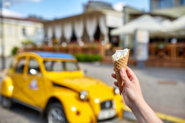 İlk kişi görüntüleyebilir, bir kişi bir dondurma sığ derinlik-in tarla onun elinde olan yol boyunca yürüyüş.