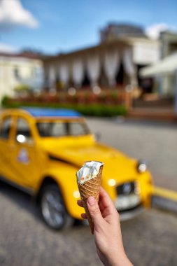 İlk kişi görüntüleyebilir, bir kişi bir dondurma sığ derinlik-in tarla onun elinde olan yol boyunca yürüyüş.