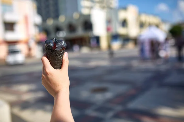 Una vista en primera persona, chica caminando por el camino con un helado en las manos, poca profundidad de campo . — Foto de Stock