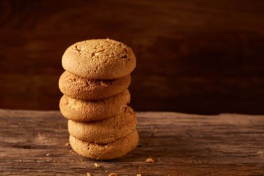 Yulaf kurabiye ahşap masa, yakın çekim, seçici odak yığını.