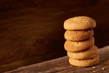 Yulaf kurabiye ahşap masa, yakın çekim, seçici odak yığını.