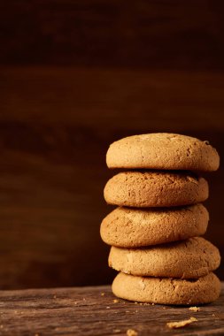 Yulaf kurabiye ahşap masa, yakın çekim, seçici odak yığını.