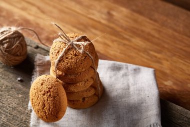 Ahşap masa, yakın çekim, seçici odak saf peçete üzerinde ev yapımı kurabiye