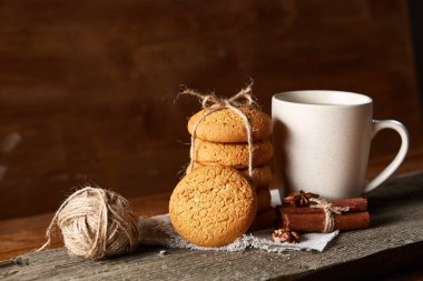 Geleneksel Noel çay bir fincan sıcak çay, kurabiye ve süslemeleri üzerinde ahşap bir masa, seçici odak konseptiyle