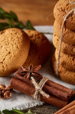 Tanımlama bilgileri, tarçın ve hafif ahşap arka plan üzerinde kurutulmuş portakal yığını ile Noel kompozisyon yakın çekim.