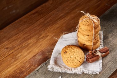 Tanımlama bilgileri, tarçın ve hafif ahşap arka plan üzerinde kurutulmuş portakal yığını ile Noel kompozisyon yakın çekim.