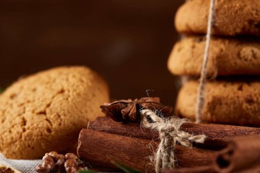 Tanımlama bilgileri, tarçın ve hafif ahşap arka plan üzerinde kurutulmuş portakal yığını ile Noel kompozisyon yakın çekim.