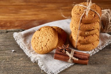 Tanımlama bilgileri, tarçın ve hafif ahşap arka plan üzerinde kurutulmuş portakal yığını ile Noel kompozisyon yakın çekim.