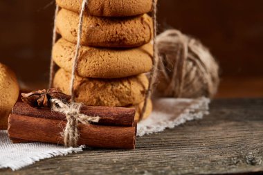 Tanımlama bilgileri, tarçın ve hafif ahşap arka plan üzerinde kurutulmuş portakal yığını ile Noel kompozisyon yakın çekim.