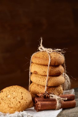 Tanımlama bilgileri, tarçın ve hafif ahşap arka plan üzerinde kurutulmuş portakal yığını ile Noel kompozisyon yakın çekim.