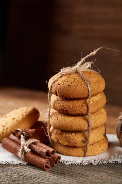 Tanımlama bilgileri, tarçın ve hafif ahşap arka plan üzerinde kurutulmuş portakal yığını ile Noel kompozisyon yakın çekim.