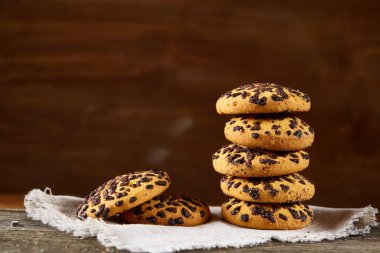 Çikolatalı kurabiye ülke tarzı, seçici odak beyaz saf peçete üzerinde yığılmış.