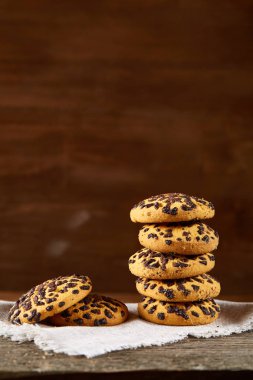 Çikolatalı kurabiye ülke tarzı, seçici odak beyaz saf peçete üzerinde yığılmış.