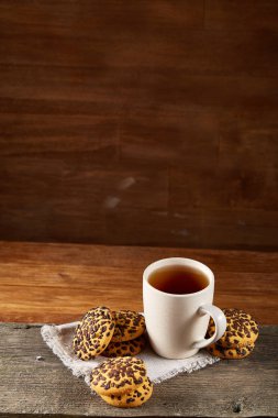 Fincan çay ve Çikolata parçalı kurabiye ülke tarzı, seçici odak beyaz saf peçete üzerinde.