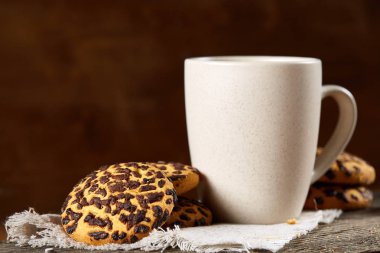 Fincan çay ve Çikolata parçalı kurabiye ülke tarzı, seçici odak beyaz saf peçete üzerinde.