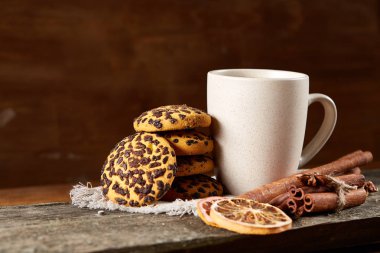 Fincan çay ve Çikolata parçalı kurabiye ülke tarzı, seçici odak beyaz saf peçete üzerinde.