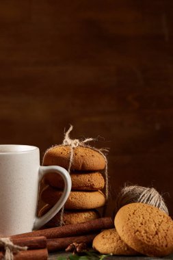 Bir fincan sıcak çay, kurabiye ve dekorasyon ahşap arka plan, seçici odak üzerinde bir oturum ile Noel kavramı