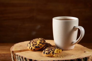 Beyaz fincan çay ve ülke tarzı ahşap arka plan, yakın çekim, seçici odak bir oturum tanımlama bilgileri