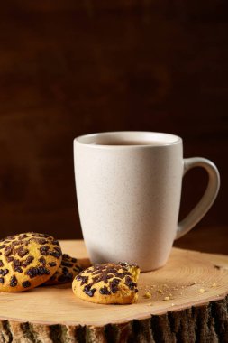 Beyaz fincan çay ve ülke tarzı ahşap arka plan, yakın çekim, seçici odak bir oturum tanımlama bilgileri