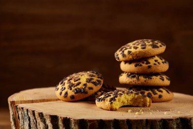 Tatlı bisküvi rustik ahşap arka plan, yakın çekim, seçici odak bir yuvarlak ahşap oturum yelpazesine.