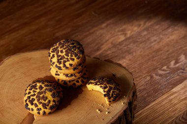 Tatlı bisküvi rustik ahşap arka plan, yakın çekim, seçici odak bir yuvarlak ahşap oturum yelpazesine.