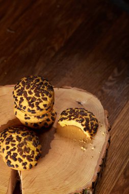 Tatlı bisküvi rustik ahşap arka plan, yakın çekim, seçici odak bir yuvarlak ahşap oturum yelpazesine.