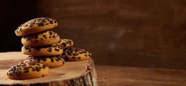 Tatlı bisküvi rustik ahşap arka plan, yakın çekim, seçici odak bir yuvarlak ahşap oturum yelpazesine.