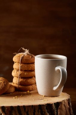 Bir fincan sıcak çay, kurabiye ve dekorasyon ahşap arka plan, seçici odak üzerinde bir oturum ile Noel kavramı