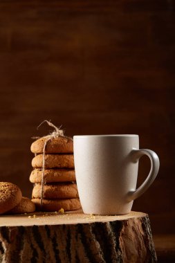 Bir fincan sıcak çay, kurabiye ve dekorasyon ahşap arka plan, seçici odak üzerinde bir oturum ile Noel kavramı