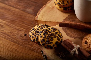 Bir fincan sıcak çay, kurabiye ve dekorasyon ahşap arka plan, seçici odak üzerinde bir oturum ile Noel kavramı